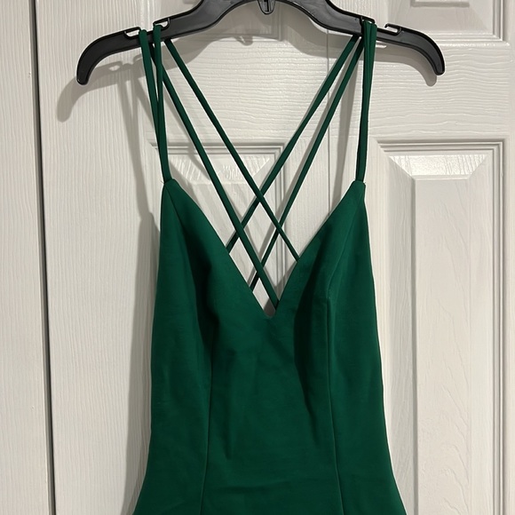 Green mermaid-style prom dress with cross-cross straps - Picture 1 of 4